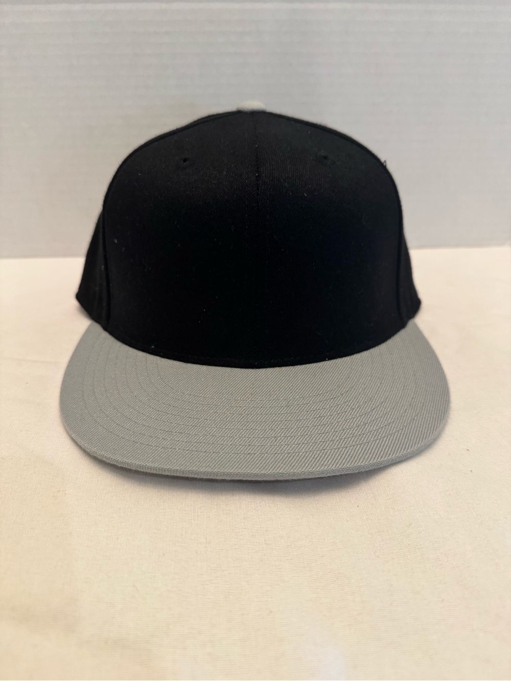 210 Fitted Black/Gray Men's Baseball Cap Fitted Solid Casual Size 7 1/4-7 5/8